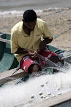 Brazilian fisherman repairing his fishing net. © Philip Plisson / Plisson La Trinité / AA10129 - Photo Galleries - portrait