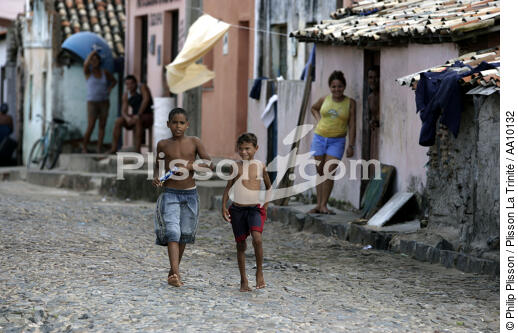 Brazilian young people in the streets of Camocin. - © Philip Plisson / Plisson La Trinité / AA10132 - Photo Galleries - Road transport
