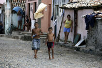 Brazilian young people in the streets of Camocin. © Philip Plisson / Plisson La Trinité / AA10132 - Photo Galleries - Road