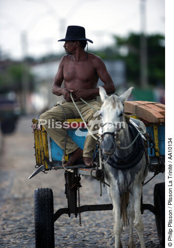 In the streets of Camocin. - © Philip Plisson / Plisson La Trinité / AA10134 - Photo Galleries - Road transport