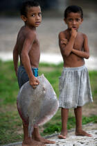 Dans les rues de Camocin. © Philip Plisson / Plisson La Trinité / AA10136 - Nos reportages photos - Enfant