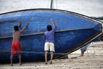 Canoa sur une plage de Camocin. © Philip Plisson / Plisson La Trinité / AA10137 - Nos reportages photos - Camocin