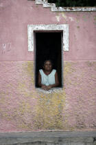 Femme brésilienne à sa fenêtre dans une rue de Camocin. © Philip Plisson / Plisson La Trinité / AA10139 - Nos reportages photos - Femme