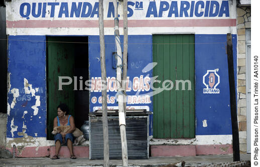Brazilian woman and her dog in a street of Camocin. - © Philip Plisson / Plisson La Trinité / AA10140 - Photo Galleries - Lane