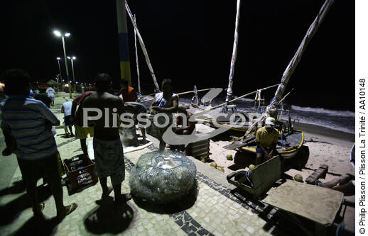 Return of fishing to Caponga. - © Philip Plisson / Plisson La Trinité / AA10148 - Photo Galleries - Night