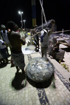Retour de pêche à Caponga. © Philip Plisson / Plisson La Trinité / AA10149 - Nos reportages photos - Nuit