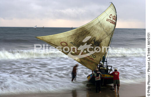 Jangada sur une plage de Caponga. - © Philip Plisson / Plisson La Trinité / AA10151 - Nos reportages photos - Homme