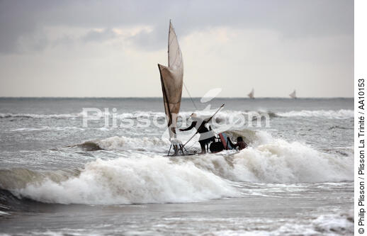 Pêcheurs dans les vagues sur une plage de Caponga. - © Philip Plisson / Plisson La Trinité / AA10153 - Nos reportages photos - Etat [Brésil]