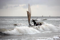 Pêcheurs dans les vagues sur une plage de Caponga. © Philip Plisson / Plisson La Trinité / AA10153 - Nos reportages photos - Ceara