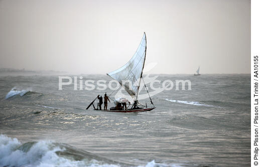 Departure for fishing in Caponga. - © Philip Plisson / Plisson La Trinité / AA10155 - Photo Galleries - Jangada