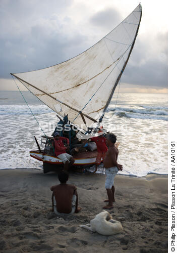 Brazilian fishermen at rest on a beach of Caponga. - © Philip Plisson / Plisson La Trinité / AA10161 - Photo Galleries - Jangada