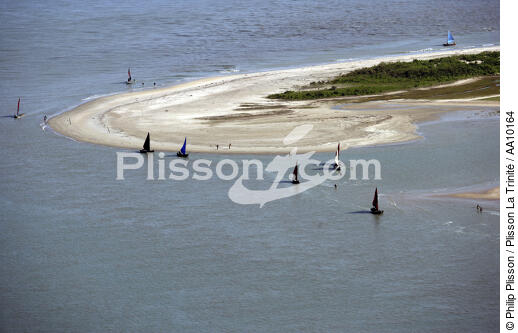 Canoa autour d'une plage de Camocin. - © Philip Plisson / Plisson La Trinité / AA10164 - Nos reportages photos - Camocin
