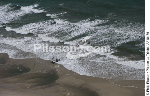Jangadas on a beach of Caponga. - © Philip Plisson / Plisson La Trinité / AA10179 - Photo Galleries - Brazil