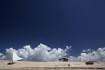 Jangada sur une plage de Caponga. © Philip Plisson / Plisson La Trinité / AA10181 - Nos reportages photos - Jangadas do Brazil