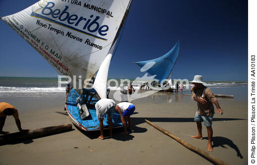 Jangadas sur une plage de Caponga. - © Philip Plisson / Plisson La Trinité / AA10183 - Nos reportages photos - Jangada