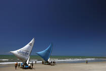 Jangadas sur une plage de Caponga. © Philip Plisson / Plisson La Trinité / AA10184 - Nos reportages photos - Pêcheur