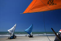 Jangadas sur une plage de Caponga. © Philip Plisson / Plisson La Trinité / AA10185 - Nos reportages photos - Homme