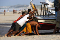 Sortie de l'eau d'une Jangada. © Philip Plisson / Plisson La Trinité / AA10188 - Nos reportages photos - Etat [Brésil]