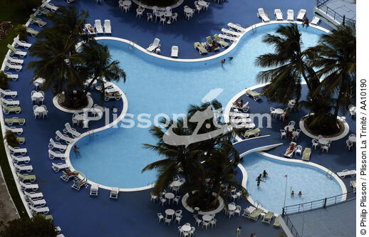 Piscine d'un grand hotel de Fortaleza. - © Philip Plisson / Plisson La Trinité / AA10190 - Nos reportages photos - Thalassothérapie