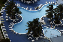 Piscine d'un grand hotel de Fortaleza. © Philip Plisson / Plisson La Trinité / AA10190 - Nos reportages photos - Faune et Flore