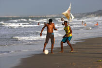 Brazilian young people playing football at beach. © Philip Plisson / Plisson La Trinité / AA10193 - Photo Galleries - Child