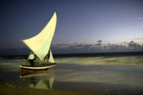 Departure for fishing in Caponga. © Philip Plisson / Plisson La Trinité / AA10197 - Photo Galleries - Sunset