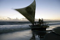 Departure for fishing in Caponga. © Philip Plisson / Plisson La Trinité / AA10198 - Photo Galleries - Dawn