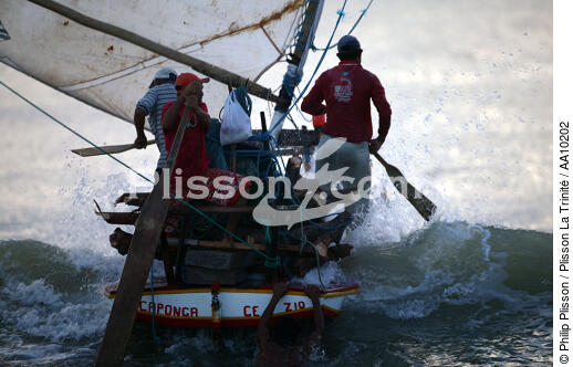 Pêcheurs à Caponga. - © Philip Plisson / Plisson La Trinité / AA10202 - Nos reportages photos - Immatriculation