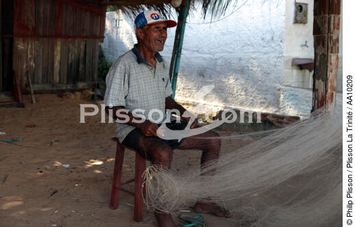 Pêcheur brésilien réparant son filet de pêche. - © Philip Plisson / Plisson La Trinité / AA10209 - Nos reportages photos - Cabane