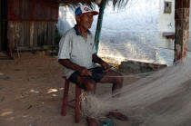 Brazilian fisherman repairing his fishing net. © Philip Plisson / Plisson La Trinité / AA10209 - Photo Galleries - Man