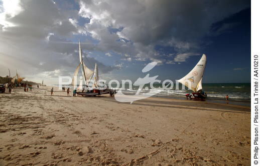 Jangadas sur une plage brésilienne. - © Philip Plisson / Plisson La Trinité / AA10210 - Nos reportages photos - Ciel gris