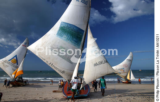 Jangadas sur une plage brésilienne. - © Philip Plisson / Plisson La Trinité / AA10211 - Nos reportages photos - Ciel gris