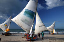 Jangadas sur une plage brésilienne. © Philip Plisson / Plisson La Trinité / AA10211 - Nos reportages photos - Ciel gris