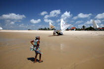 Femme brésilienne sur une plage du Ceara. © Philip Plisson / Plisson La Trinité / AA10233 - Nos reportages photos - Ciel