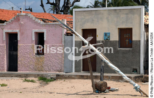 Femme à sa fenêtre dans les rues de Camocin. - © Philip Plisson / Plisson La Trinité / AA10254 - Nos reportages photos - Femme