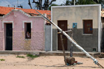 Femme à sa fenêtre dans les rues de Camocin. © Philip Plisson / Plisson La Trinité / AA10254 - Nos reportages photos - Brésil