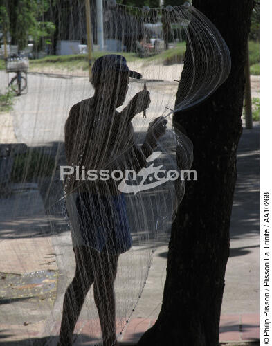 Fisherman repairing a fishing net. - © Philip Plisson / Plisson La Trinité / AA10268 - Photo Galleries - Man