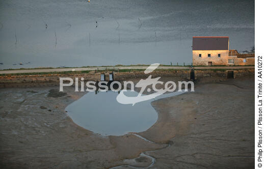Tidal mill on the river of Crac' h, Morbihan. - © Philip Plisson / Plisson La Trinité / AA10272 - Photo Galleries - Morbihan