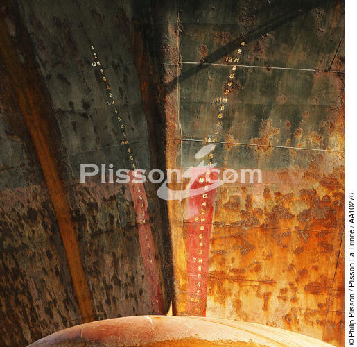Stem of boat in the port of Pirée. - © Philip Plisson / Plisson La Trinité / AA10276 - Photo Galleries - Square format