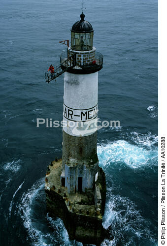 The lightouse of Ar Men and its lighthouse keeper. - © Philip Plisson / Plisson La Trinité / AA10288 - Photo Galleries - Bubbling