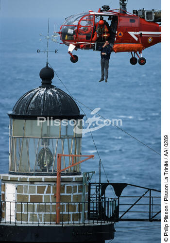 Relève des gardiens sur Ar Men. - © Philip Plisson / Plisson La Trinité / AA10289 - Nos reportages photos - Gardien de phare