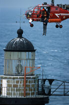 Relève des gardiens sur Ar Men. © Philip Plisson / Plisson La Trinité / AA10289 - Nos reportages photos - Gardien de phare