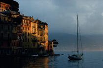 Coucher de soleil sur Portofino. © Philip Plisson / Plisson La Trinité / AA10308 - Nos reportages photos - Ciel gris