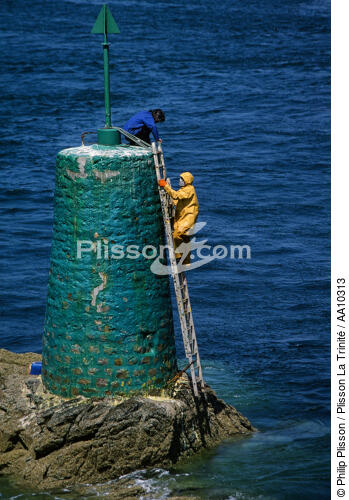 Nettoyage de balise. - © Philip Plisson / Plisson La Trinité / AA10313 - Nos reportages photos - Rocher