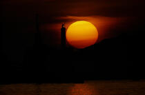 Sunset on the lighthouse of Portzic. © Philip Plisson / Plisson La Trinité / AA10320 - Photo Galleries - Sunset