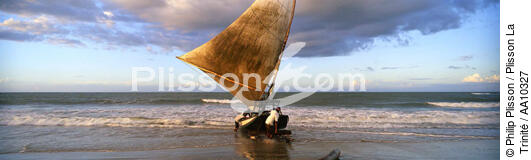 Départ pour la pêche sur une plage brésilienne. - © Philip Plisson / Plisson La Trinité / AA10327 - Nos reportages photos - Jangada