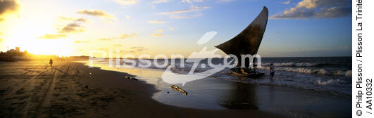 Sunrise on a brazilian beach. - © Philip Plisson / Plisson La Trinité / AA10332 - Photo Galleries - Man