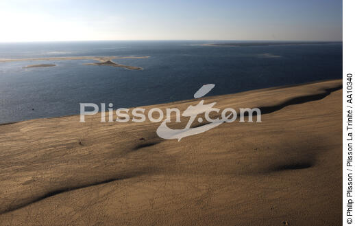 La Dune du Pilat et le Cap Ferret en second plan. - © Philip Plisson / Plisson La Trinité / AA10340 - Nos reportages photos - Arcachon [Bassin d']