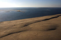La Dune du Pilat et le Cap Ferret en second plan. © Philip Plisson / Plisson La Trinité / AA10340 - Nos reportages photos - Arcachon [Bassin d']