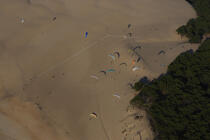 Paragliders on the Dune of Pilat. © Philip Plisson / Plisson La Trinité / AA10341 - Photo Galleries - Paraglider